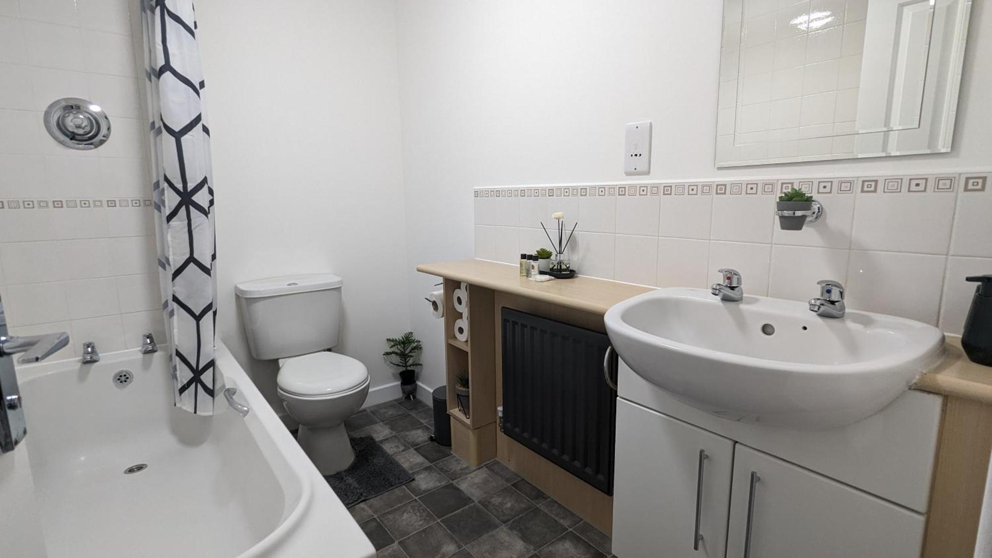 Clariturf - 4 Bedroom Semi - Private Parking Near Turf Moor, Town Centre, Transport And Motorway Links Next To Canal, 3 Parks And Lake - Sky And Netflix Burnley Exterior foto