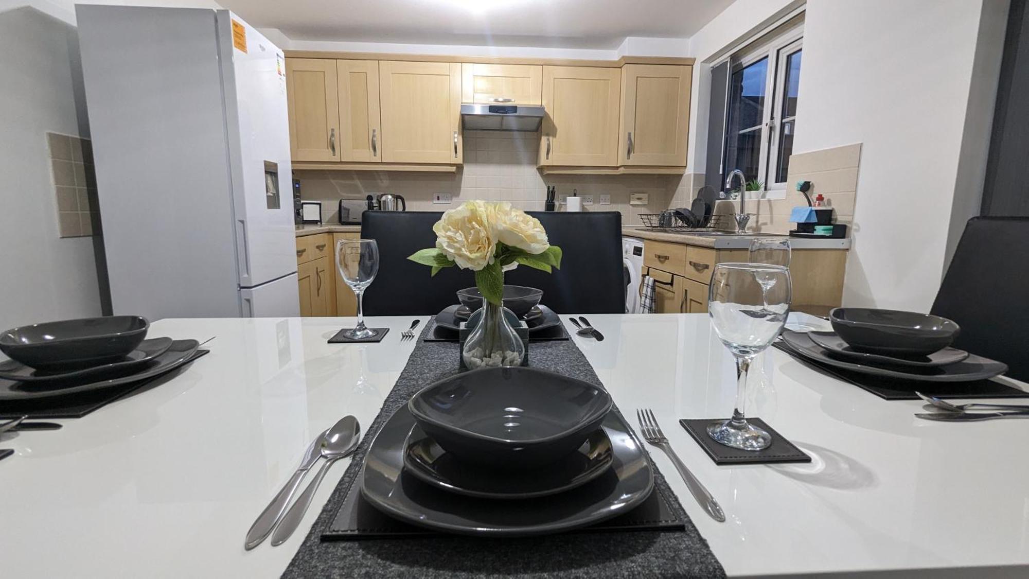 Clariturf - 4 Bedroom Semi - Private Parking Near Turf Moor, Town Centre, Transport And Motorway Links Next To Canal, 3 Parks And Lake - Sky And Netflix Burnley Exterior foto