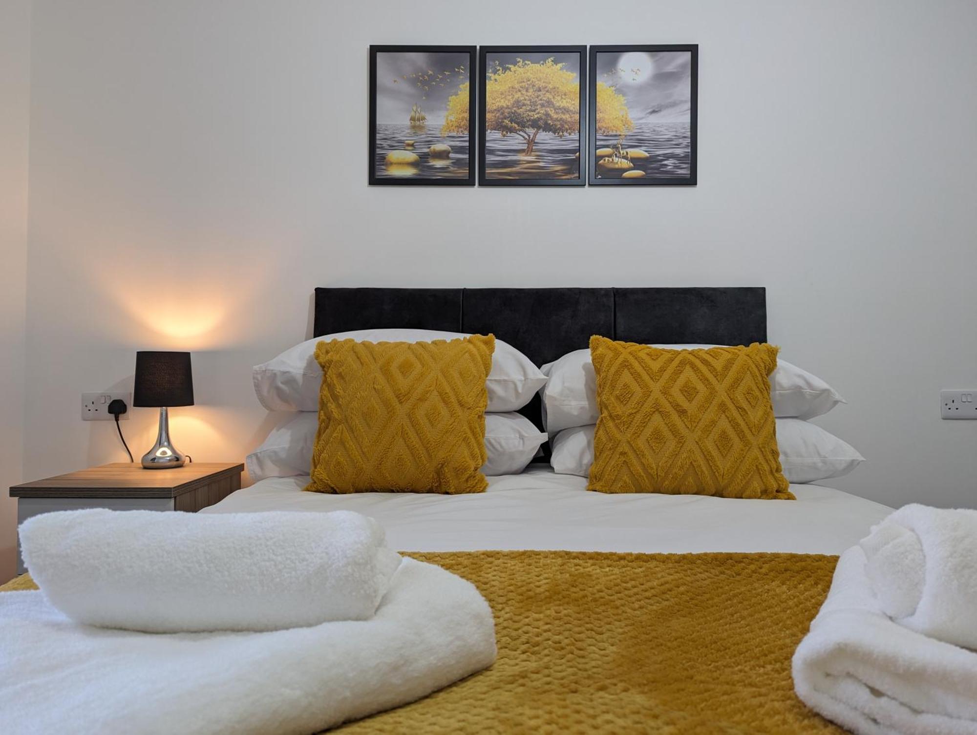 Clariturf - 4 Bedroom Semi - Private Parking Near Turf Moor, Town Centre, Transport And Motorway Links Next To Canal, 3 Parks And Lake - Sky And Netflix Burnley Exterior foto