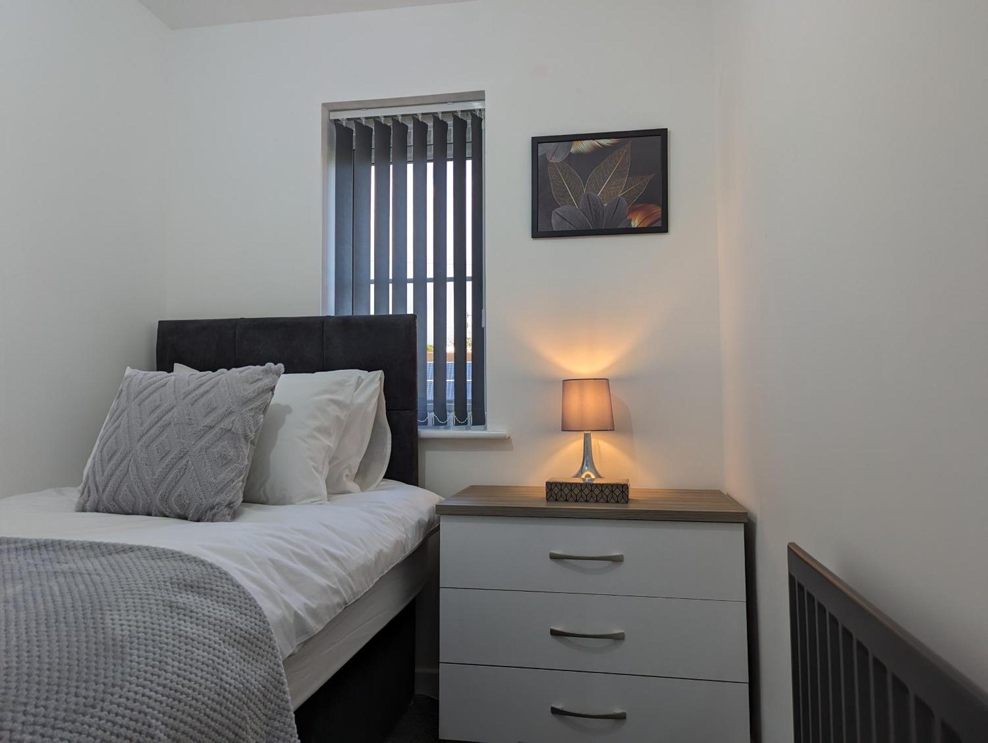 Clariturf - 4 Bedroom Semi - Private Parking Near Turf Moor, Town Centre, Transport And Motorway Links Next To Canal, 3 Parks And Lake - Sky And Netflix Burnley Exterior foto