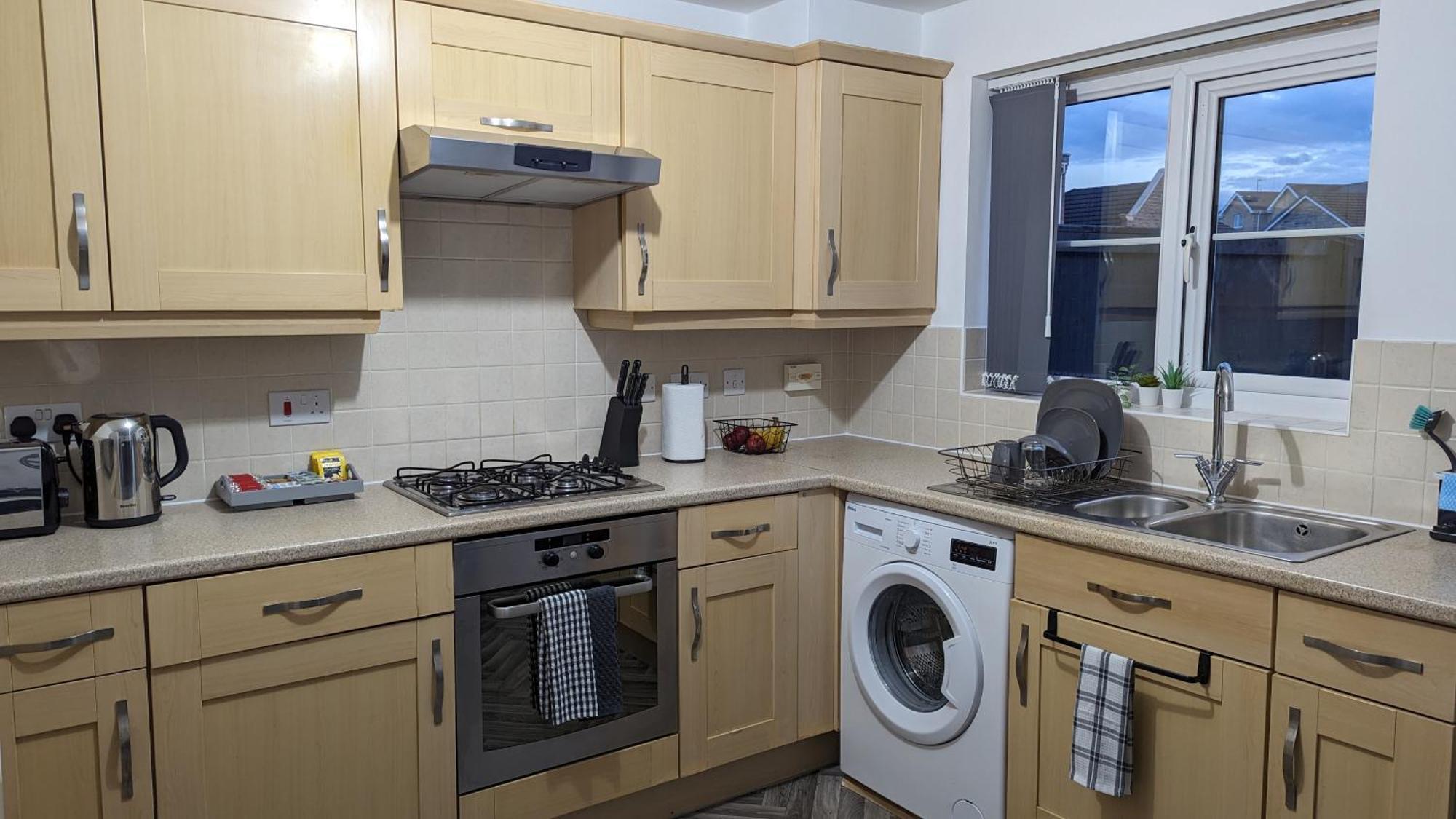 Clariturf - 4 Bedroom Semi - Private Parking Near Turf Moor, Town Centre, Transport And Motorway Links Next To Canal, 3 Parks And Lake - Sky And Netflix Burnley Exterior foto